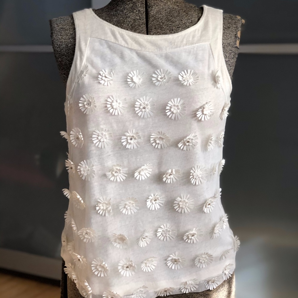 Ann Taylor White Daisy Appliqué Shell